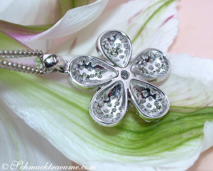 Blumenanhänger aus Weißgold mit Brillanten auf Blütenblattdetail