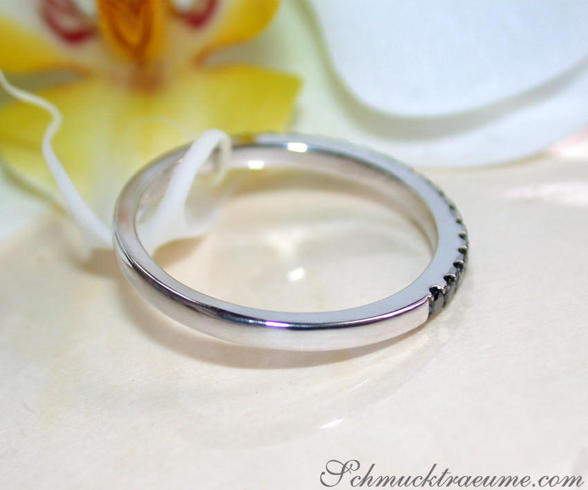 Zarter Halb-Memory-Ring mit schwarzen Diamanten, Detailaufnahme, Weißgold 585