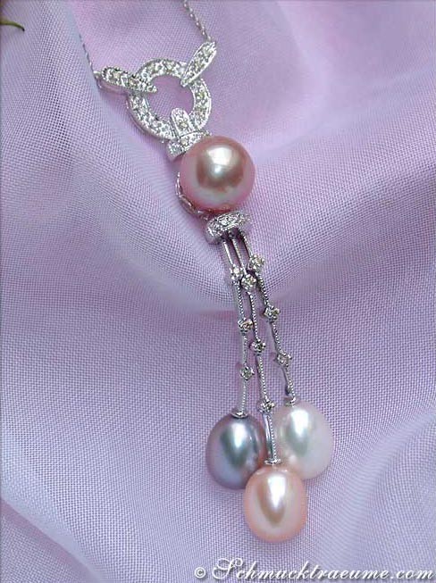 Süßwasserperlen-Collier mit Diamanten in Weißgold, detailreich, fließend, mehrfarbig, feminin.