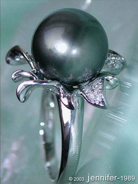 Blütenring aus Weißgold mit Tahitiperle und Diamanten