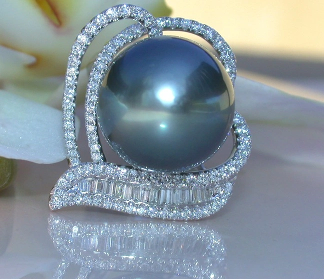 Tahitiperlen-Ring mit Diamanten in Herz-Design, 0.810 Karat, 14-15 mm Perle, Weißgold 750 Tahitiperlen-Ring mit Diamanten in Herz-Design, 0.810 Karat, 14-15 mm Perle, Weißgold 750