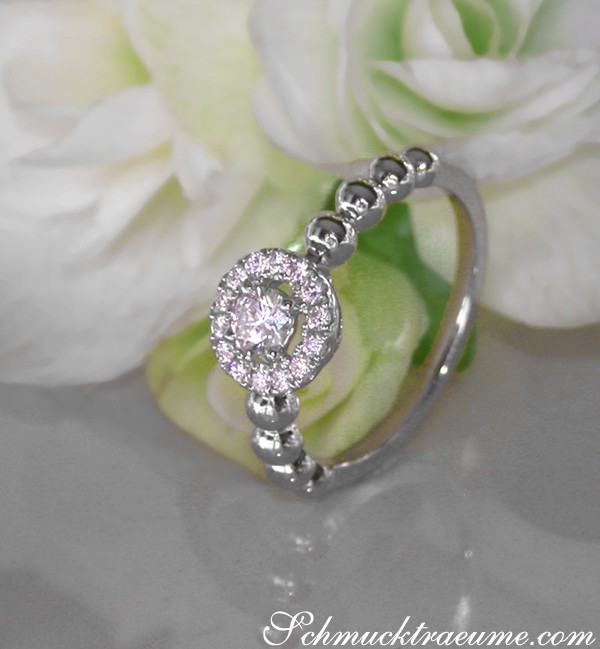 Weißgoldring mit ovaler Zentrale und Diamantkrone, Detailaufnahme