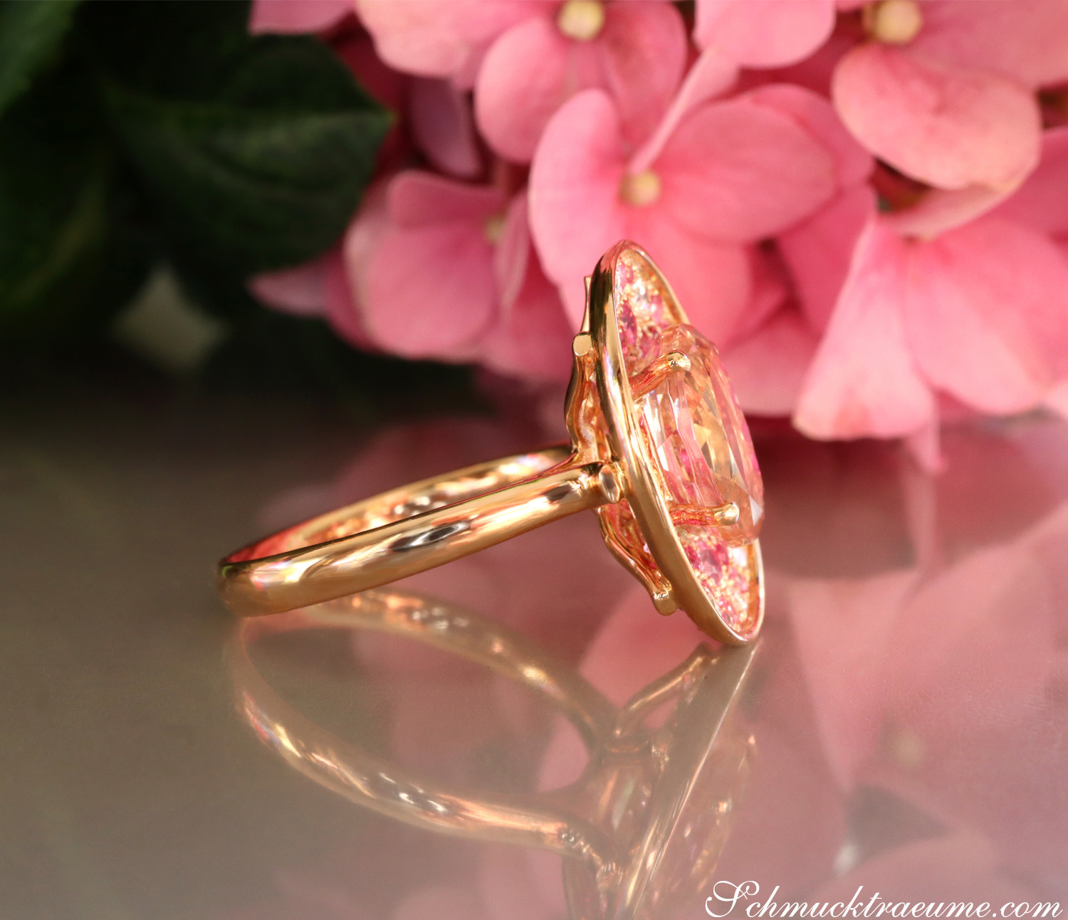 Goldener Ring mit ovalen Morganit und Pink Saphir, Detailaufnahme