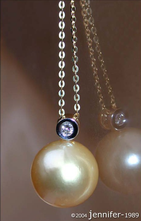 Goldene Südseeperle mit Brillant an Halskette, Detailaufnahme