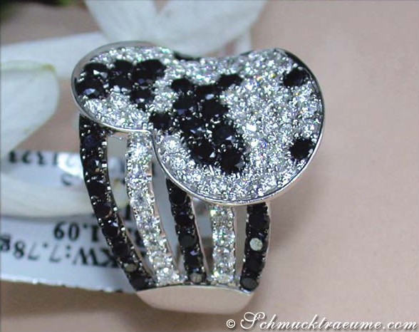 Weißgold-Ring mit schwarzen und weißen Diamanten, Detailaufnahme