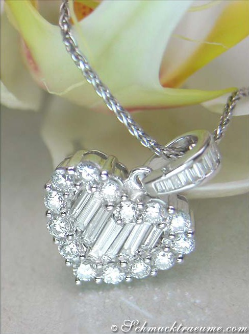 Detail des Diamanten Herz Anhängers in Weißgold, umgeben von Blüte