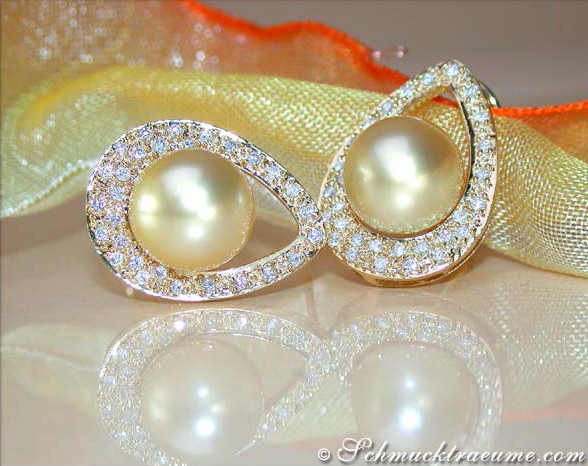 Goldene Südseeperlen-Ohrstecker im Mikimoto-Design, Detailaufnahme, Brillanten umrandet