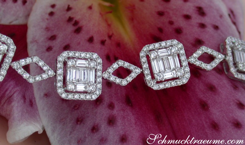 Erstklassiges Brillant-Armband mit Baguette-Diamanten, detailreich, auf Blüte getragen