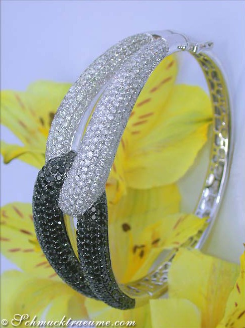 Schwarz-weiß-Diamant-Armreif aus Weißgold 750, Detailaufnahme, auf Blume abgestellt