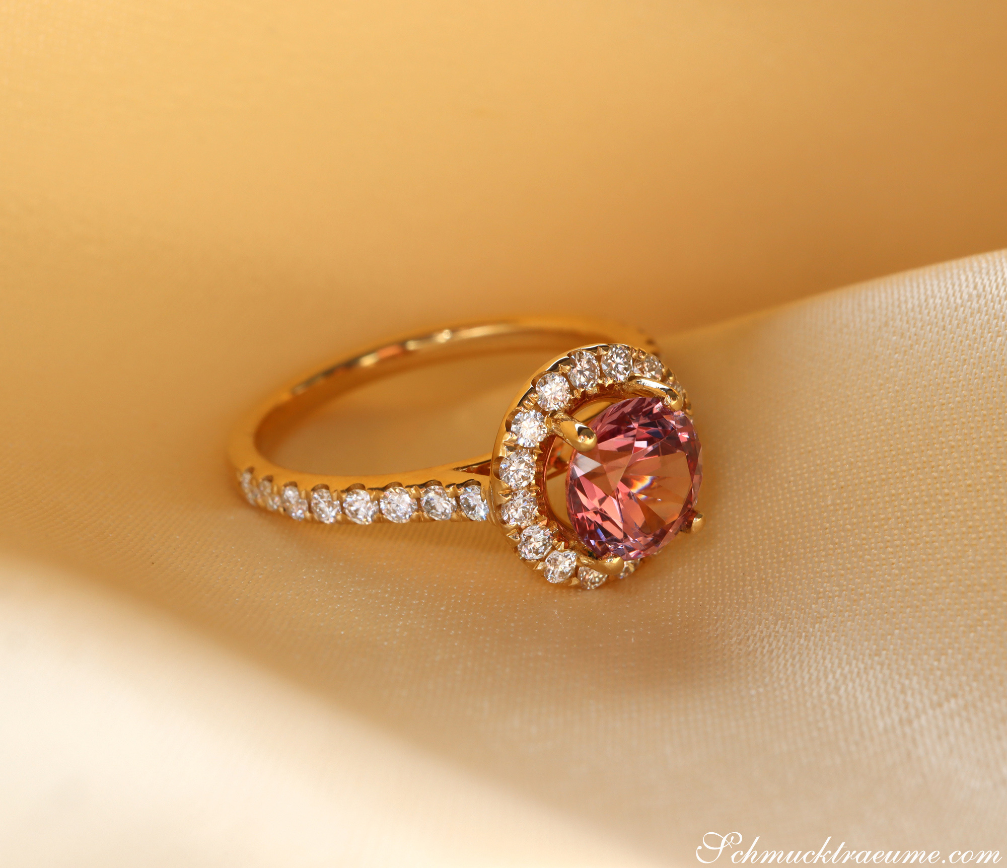 Goldener Malaya Granat-Ring mit Brillanten, detailreiches Design, Altrosa-Granat im Mittelpunkt.