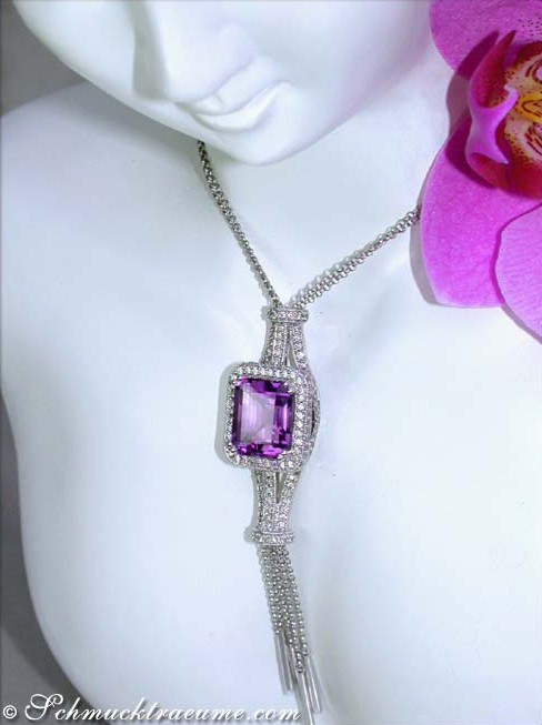 Detailansicht eines Amethyst-Colliers mit Brillanten in Weißgold 750, Art-Déco-Stil