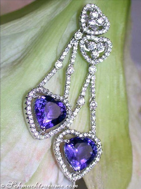 Weißgold-Tanzanit-Herz-Ohrhänger mit Diamanten, Detailansicht