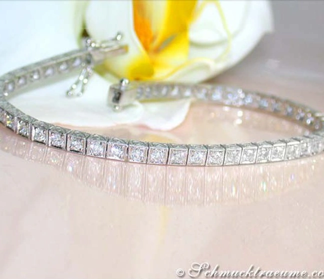 Diamant-Tennis-Armband mit 3.300 Karat, Platin 950, Detailaufnahme, Art-Déco-Stil. Diamant-Tennis-Armband mit 3.300 Karat, Platin 950, Detailaufnahme, Art-Déco-Stil.