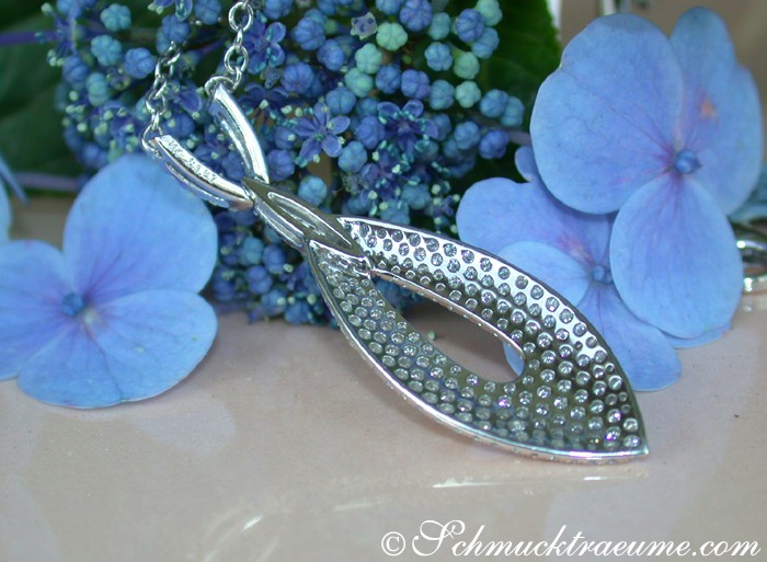 Blumige Szene mit blauen Hortensien und silberner Halskette mit Brillanten.