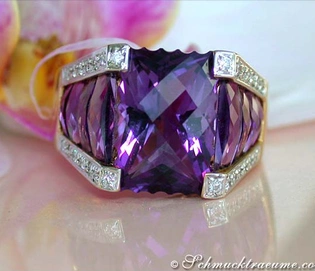 Goldener Amethyst-Ring mit Brillanten, Detailaufnahme auf Blumenhintergrund