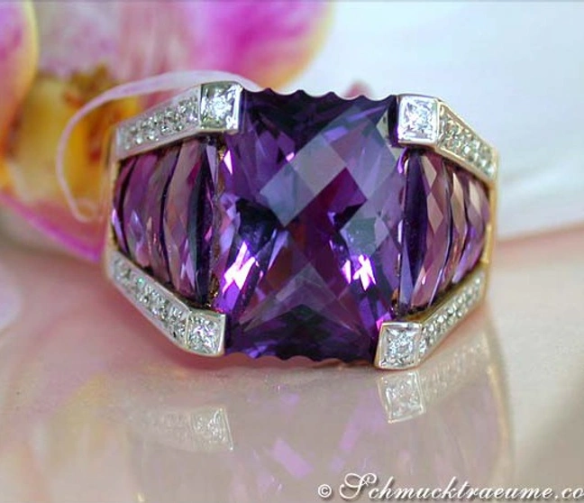 Goldener Amethyst-Ring mit Brillanten, Detailaufnahme auf Blumenhintergrund Goldener Amethyst-Ring mit Brillanten, Detailaufnahme auf Blumenhintergrund