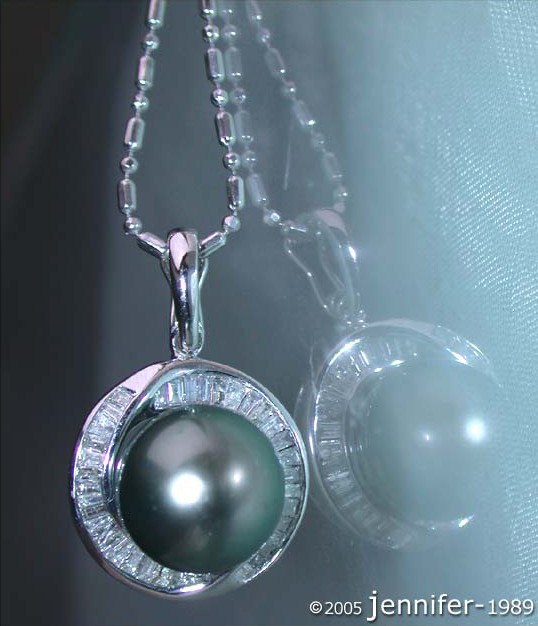 Silberner Perlenanhänger mit Trapez-Diamanten, Detailansicht, elegante Verarbeitung