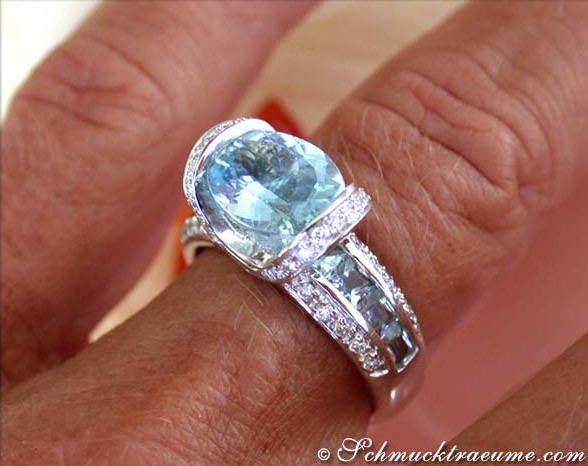 Ovaler Aquamarin-Ring mit Baguette-Brillanten in Weißgold 750