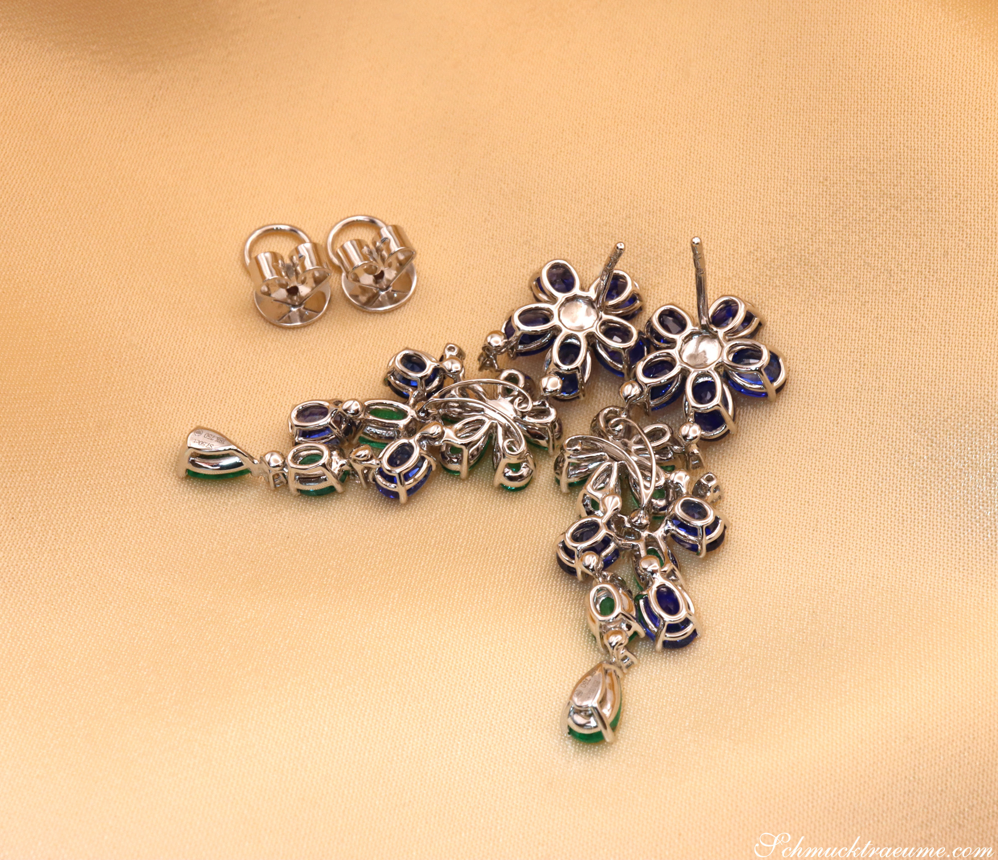 Weißgold-Ohrringe mit Blütenmotiv aus Smaragden und Saphiren