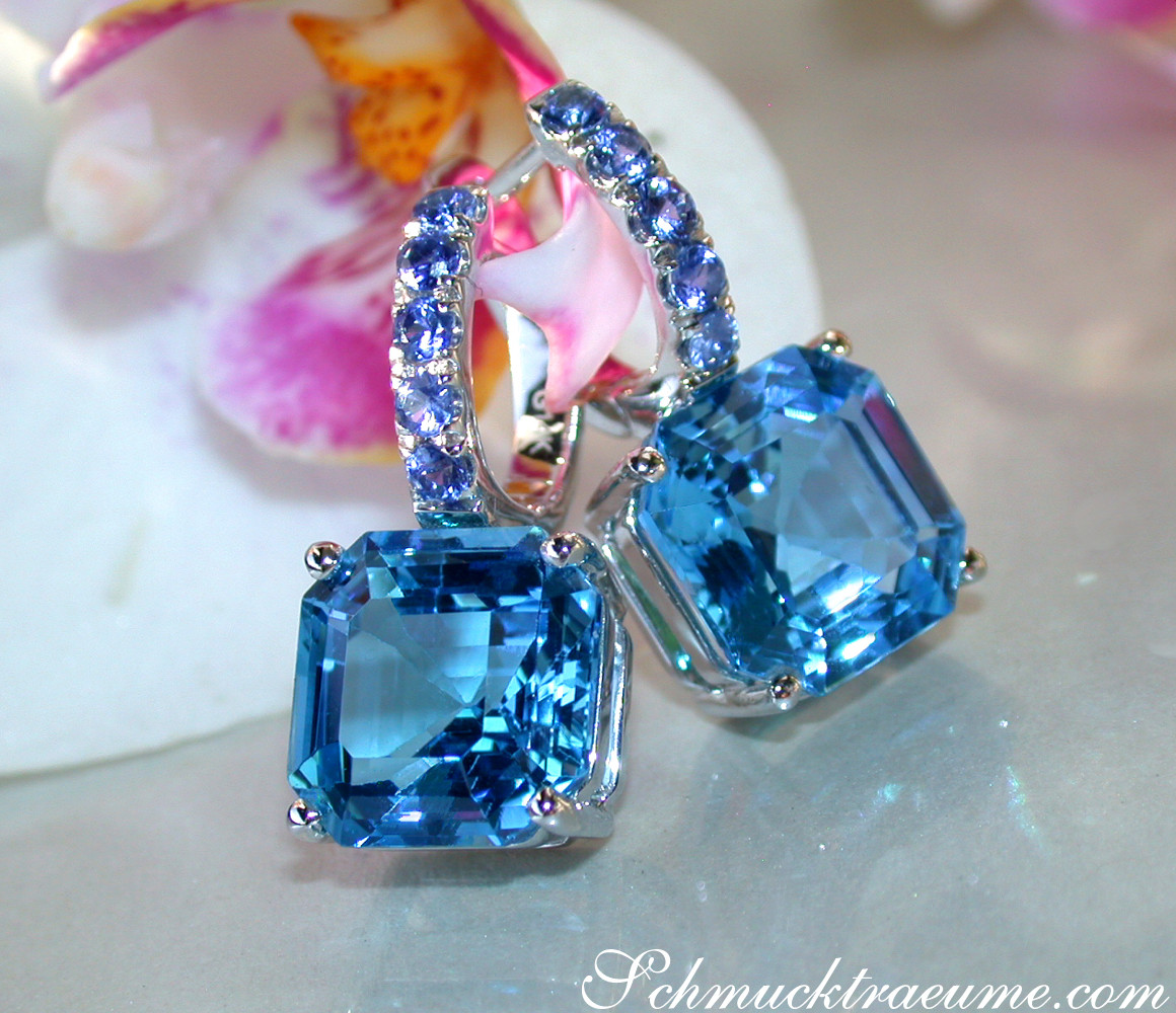 Blautopas-Ohrringe mit Saphiren, detailreich, weißgold 585, Blütenhintergrund