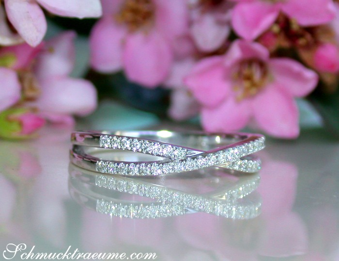 Extra schmaler Crossover-Diamantring mit feinen Linien und 0.190 Karat Diamanten in Weißgold 750.