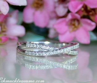 Extra schmaler Crossover-Diamantring mit feinen Linien und 0.190 Karat Diamanten in Weißgold 750.