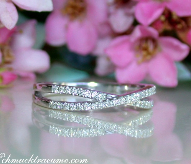 Extra schmaler Crossover-Diamantring mit feinen Linien und 0.190 Karat Diamanten in Weißgold 750. Extra schmaler Crossover-Diamantring mit feinen Linien und 0.190 Karat Diamanten in Weißgold 750.