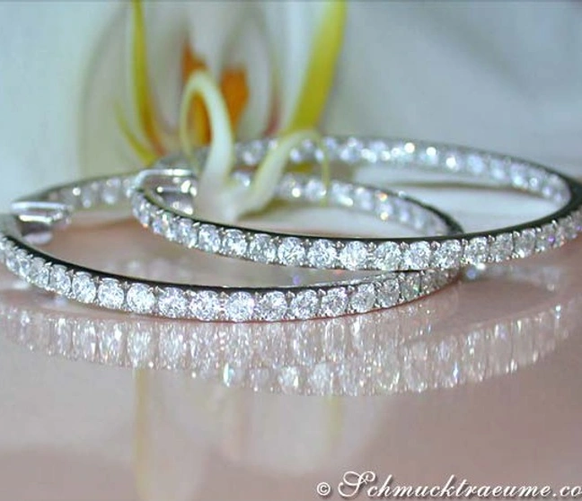 Weißgold Creolen mit 7.100 Brillanten, elegant auf glänzender Oberfläche. Weißgold Creolen mit 7.100 Brillanten, elegant auf glänzender Oberfläche.