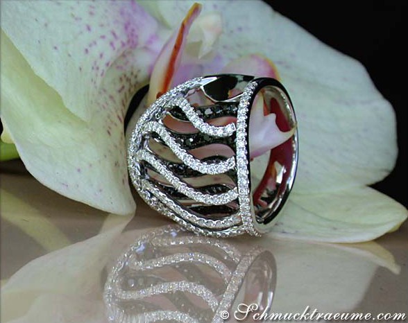 Schwarz-Weiß-Diamant-Ring im Wellen-Design aus Weißgold 750