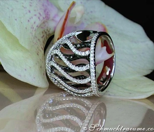 Schwarz-Weiß-Diamant-Ring im Wellen-Design aus Weißgold 750