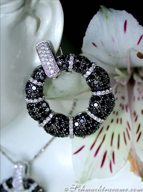 Schwarze Diamant-Ohrringe mit Weißgold, Detailaufnahme, auf Blume präsentiert