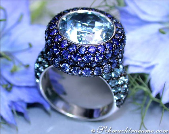 Detailansicht des prächtigen Blautopas-Rings mit Saphiren, umgeben von Blumen.
