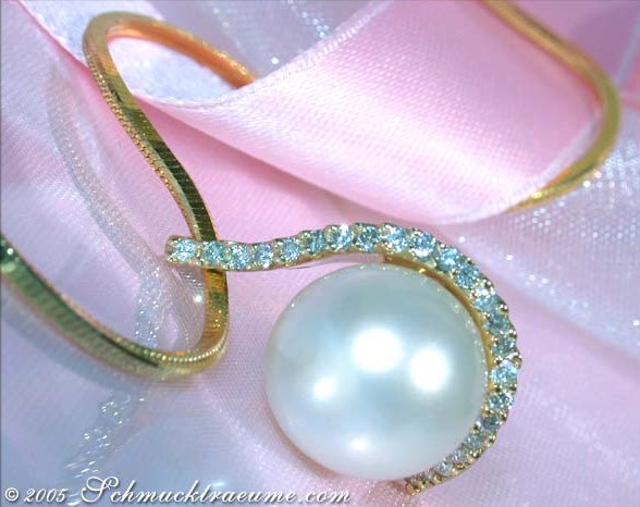 Gelbgold-Anhänger mit Südseeperle und Brillanten, Detailaufnahme, elegant und klassisch.