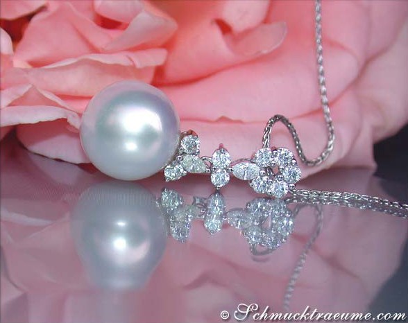 Detailansicht von Südseeperle mit Diamantenanhänger auf rosafarbenem Stoff