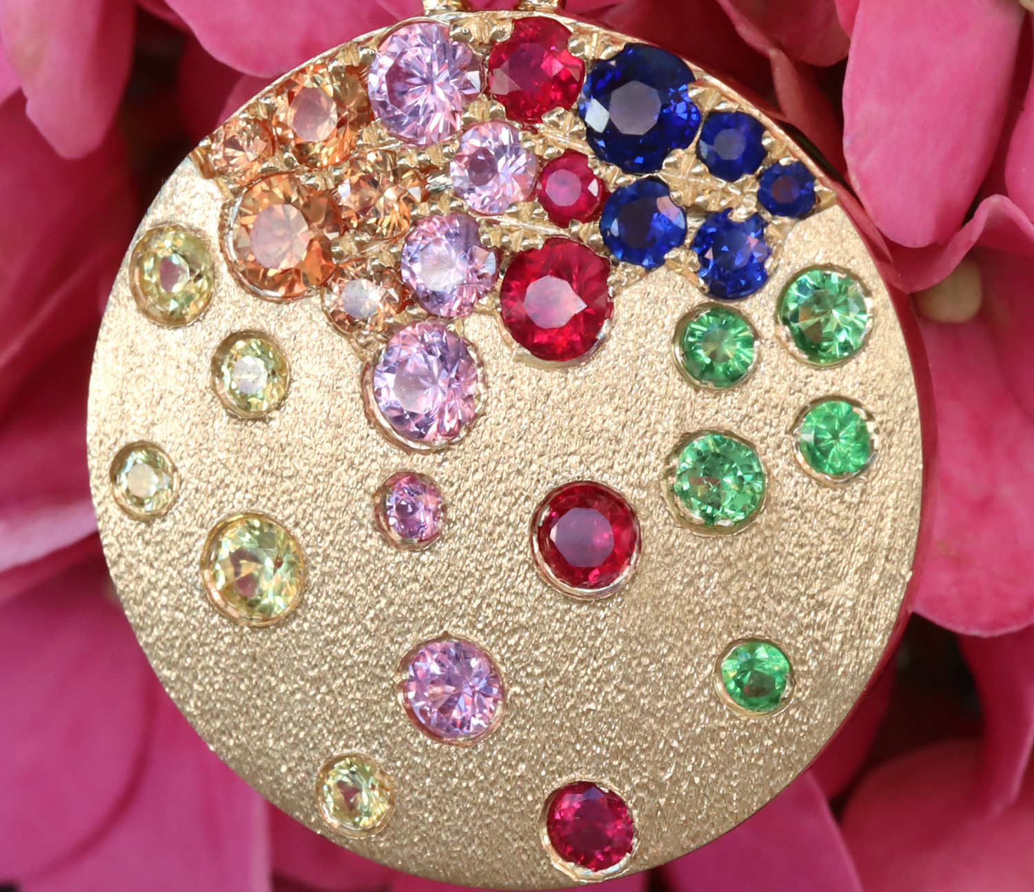 Gelbgold-Halskette mit farbenfrohen Saphiren, Rubinen und Tsavorites, Detailaufnahme