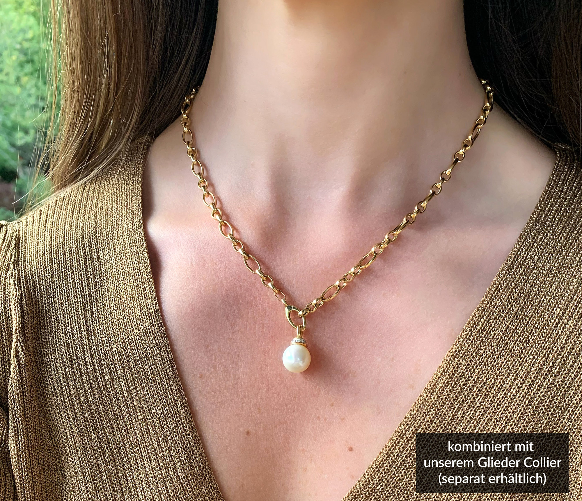 Goldkette mit Perlenanhänger und Brillanten getragen, detailreich, elegant, zeitlos.