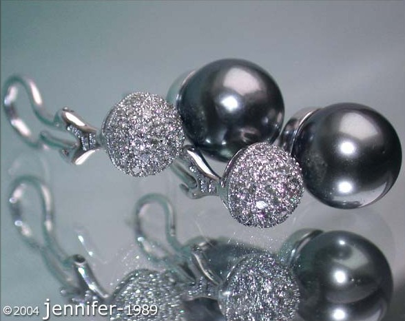 Edle Tahitiperlen-Ohrstecker mit Brillanten Pavé Kugeln, Detailaufnahme, silberne Kette, glänzende Perlen, eleganter Design.