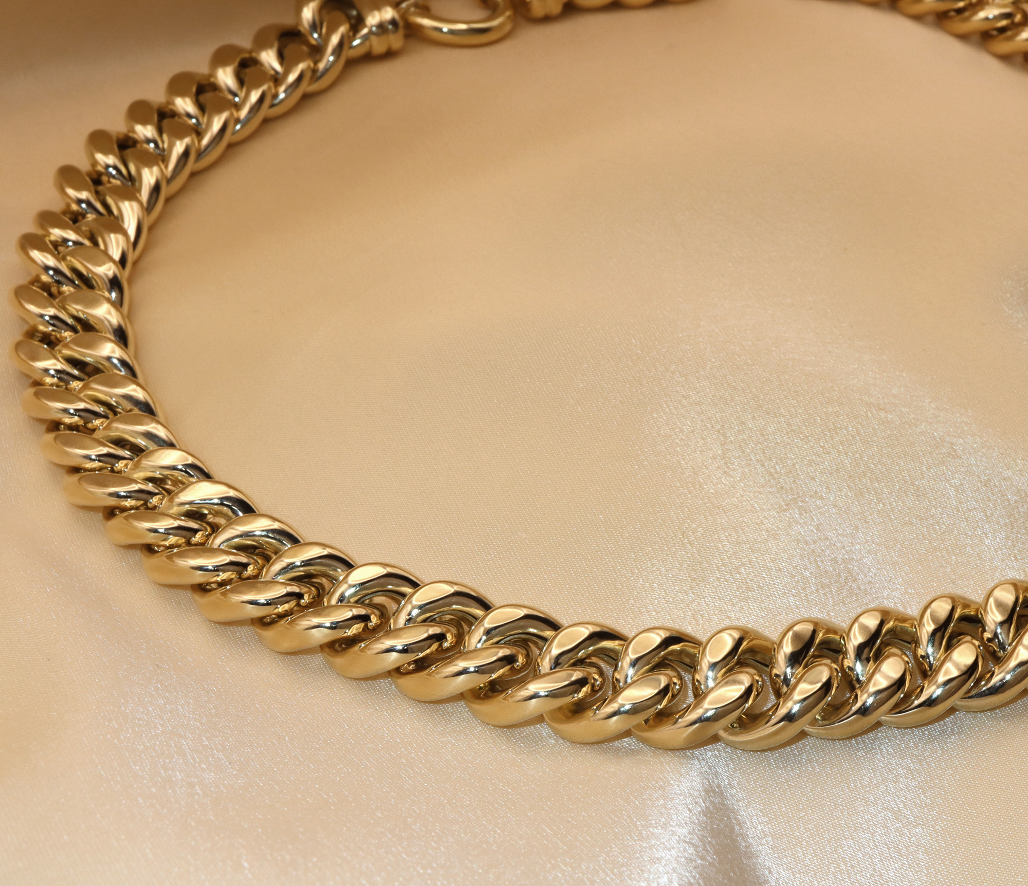 Goldene Kette mit robustem Panzerdesign, glänzend, Detailaufnahme