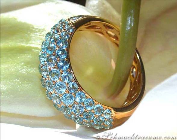 Edler Blautopas Pavé Ring in Gelbgold 585, detailreiches Design mit hellblauen Steinen.