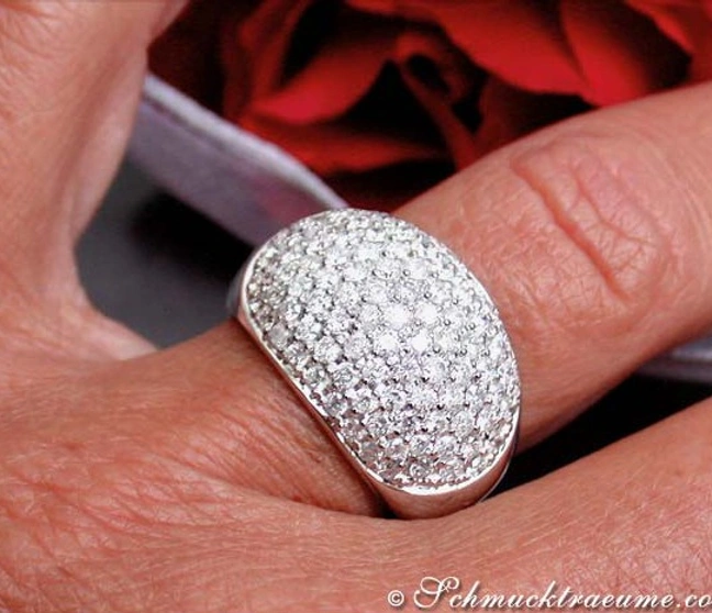 Weißgoldring mit Diamantpavé, Detailaufnahme, auf Hand getragen Weißgoldring mit Diamantpavé, Detailaufnahme, auf Hand getragen