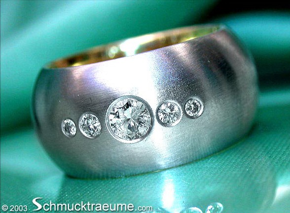 Goldener Bandring mit Diamanten im Sternenhimmel Design, Detailaufnahme