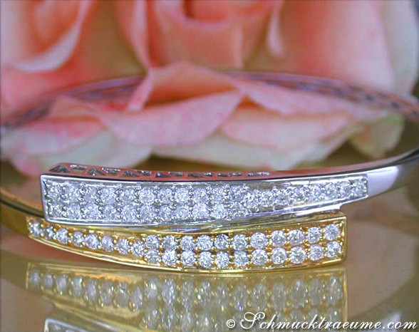 Detailaufnahme von Diamantenarmreif aus Weiß- und Gelbgold, rosafarbene Rose im Hintergrund