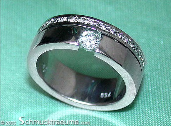 Weißgold 750 Solitär-Ring mit Brillanten, Detailaufnahme von Seite