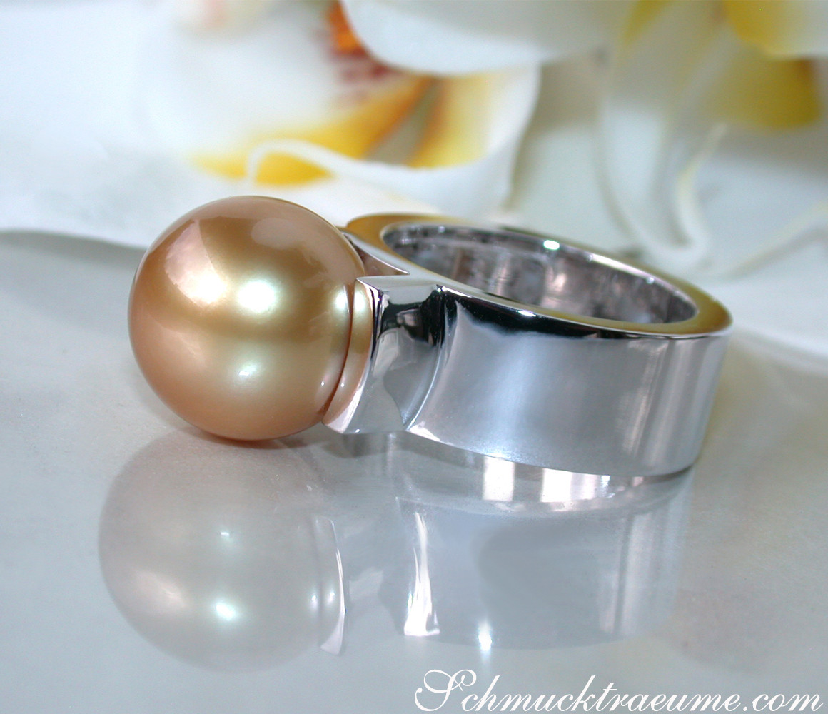 Goldener Süßwasserperlen-Ring in Weißgold 585, Detailaufnahme, hochglänzende Perle, schlichter Design, perfekte Form,