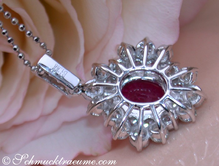 Rosenblütenhintergrund, detailreiches Burma-Rubin-Anhänger mit Brillanten, Weißgold 750