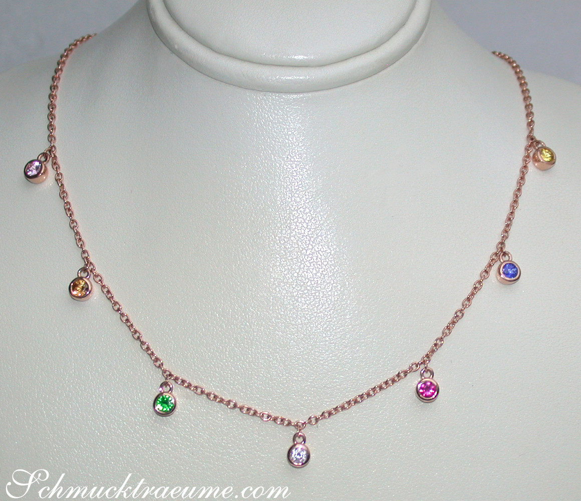 Zarte Multicolor Saphir-Kette aus Roségold, detailreiches Design, funkelnde Steine, elegant am Hals getragen.