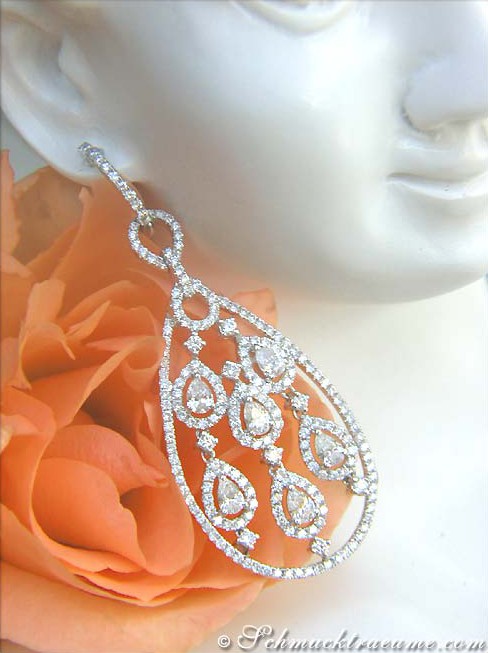 Detailansicht von Diamant-Ohrgehängen in Weißgold, elegantes Design, hervorgehoben durch Schmucktraeume.com-Wasserzeichen.