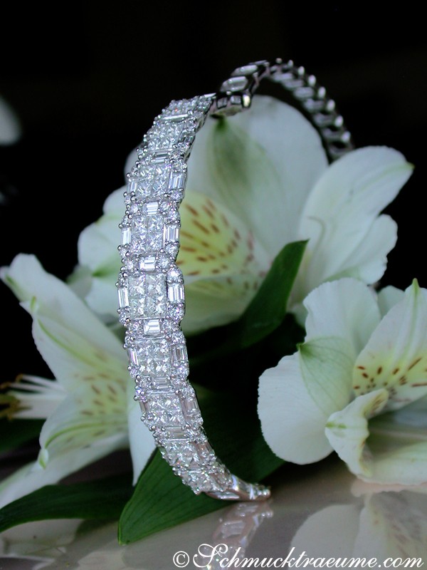 Details des hochwertigen Armbands mit Baguette- und Princess-Diamanten, auf Blüten dekoriert