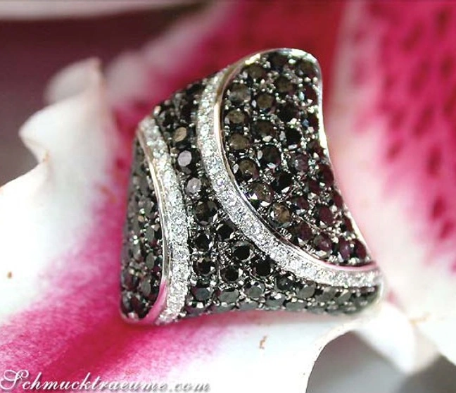 Schwarz-diamantierter Ring mit Rauten-Design auf Orchideenblüte Schwarz-diamantierter Ring mit Rauten-Design auf Orchideenblüte