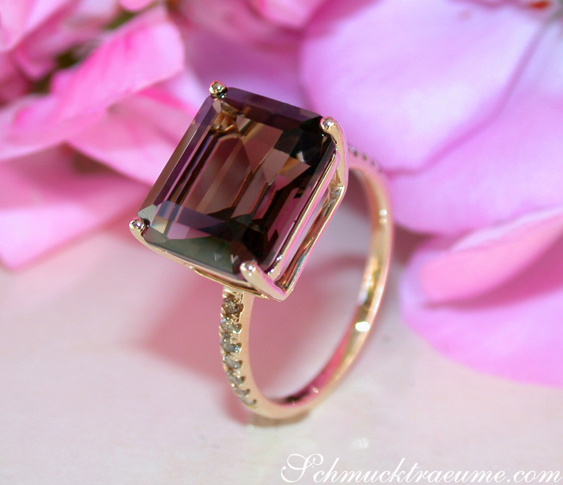 Detailaufnahme des Rauchquarz-Rings mit braunen Diamanten in Gelbgold 585